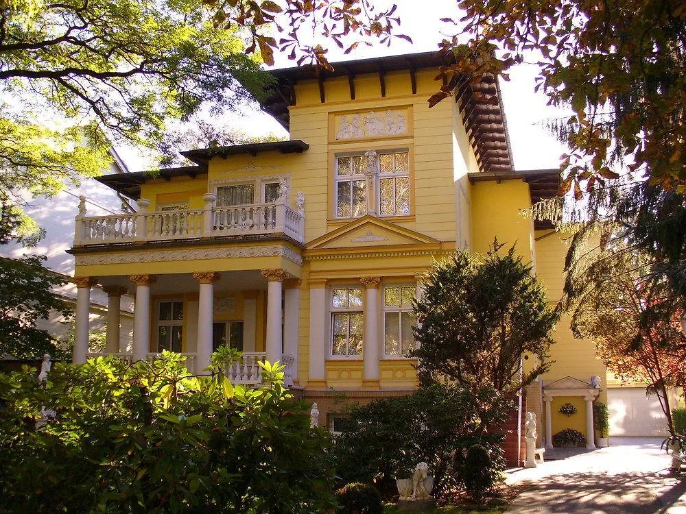 Villa Toscana Berlin 3*,